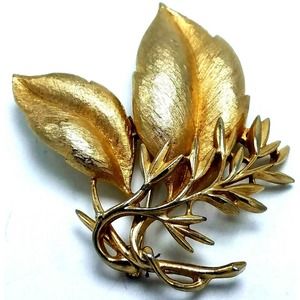 Signed Sarah Coventry Vintage Gold Tone Leaf Brooch Pin 3" x 2 3/4"